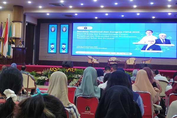 Ketua P3FNI, Prof Dr Ir C Hanny Wijaya MSc, membuka Semnas dan Kongres. (rhd) - Semnas-Kongres P3FNI Usung Pangan Fungsional dan Nutrasetikal di FTB UB