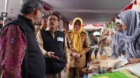 Ketua tim juri saat meninjau hasil UMKM Kecamatan Junrejo. (ist) - Junrejo Masuk Lima Besar Kecamatan Berkinerja Terbaik se- Jatim