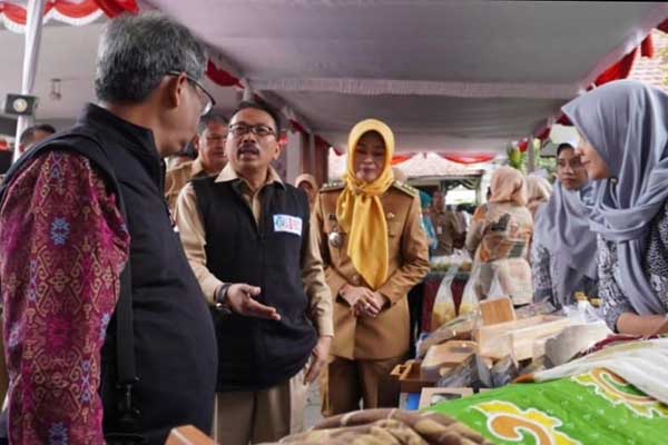 Ketua tim juri saat meninjau hasil UMKM Kecamatan Junrejo. (ist) - Junrejo Masuk Lima Besar Kecamatan Berkinerja Terbaik se- Jatim