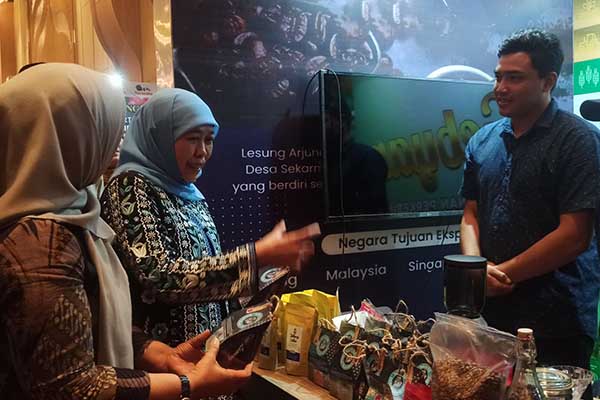Khofifah mengelilingi bazar di Gebyar Pembangunan Perkebunan di Jawa Timur. (ist) - Gubernur Jawa Timur: Produksi Perkebunan Jawa Timur Luar Biasa!!!