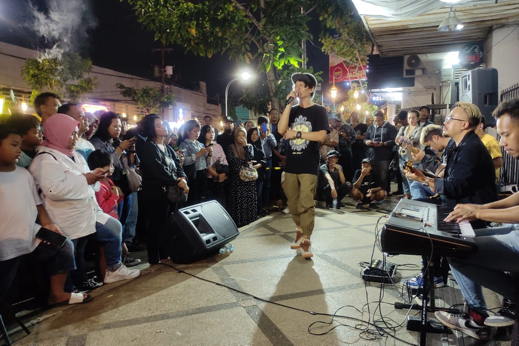 Kidnep Flanella mengajak penonton bernyanyi bersama 'Ada Yang Kurang' di Kayutangan Heritage Malang.