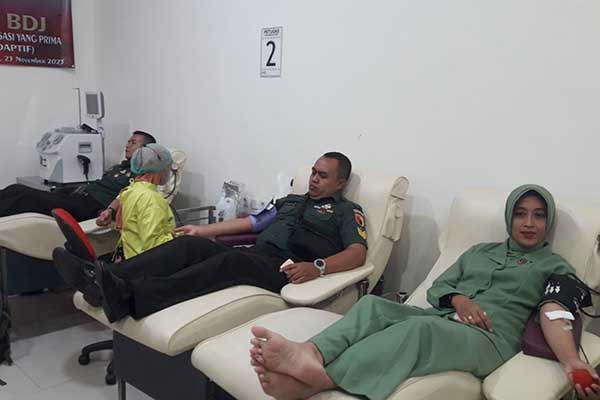 Kodim 0833/Kota Malang kerahkan personel donor darah bersama PMI. (ist) - Kodim 0833/Kota Malang Kerahkan Personel Donor Darah Bersama PMI