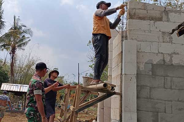 Kodim 0833/Kota Malang peduli sanitasi sukseskan program jambanisasi. (ist) - Kodim 0833/Kota Malang Peduli Sanitasi Sukseskan Program Jambanisasi