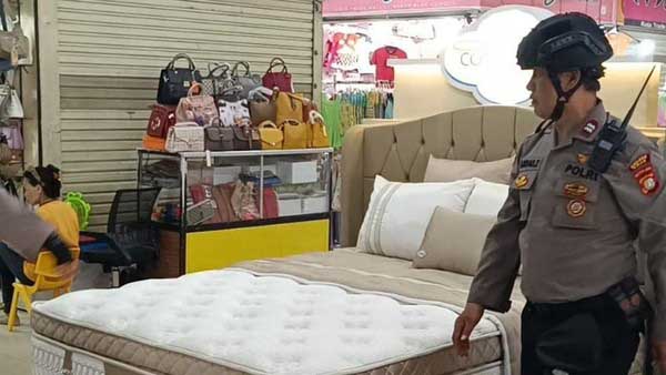 Kondisi Koja Trade Mall yang diperiksa polisi setelah ada laporan dugaan bom. (ist) - Pelajar Bikin Hoax Bom di Koja Trade Mall Hanya Untuk Prank Teman