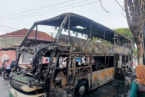Kondisi bus usai alami kebakaran. (Seru.co.id/udi) - Bus Karina Double Decker Hangus Terbakar di Pamekasan