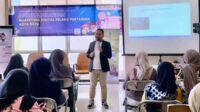 Konsultan PLUT KUMKM Batu, Alan W. Hafiludin memberi materi tentang pentingnya Digital Marketing kepada Pelaku Usaha Pertanian. (ist) - Distan KP Batu Ajari Kelompok Tani Digital Marketing