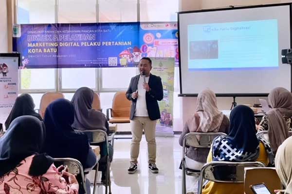 Konsultan PLUT KUMKM Batu, Alan W. Hafiludin memberi materi tentang pentingnya Digital Marketing kepada Pelaku Usaha Pertanian. (ist) - Distan KP Batu Ajari Kelompok Tani Digital Marketing