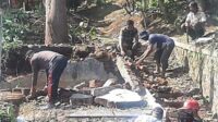 Koramil/04 Sukun karya bakti bersama warga bersihkan Sungai Kebon Agung. (ist) - Koramil/04 Sukun Karya Bakti Bersama Warga Bersihkan Sungai Kebon Agung