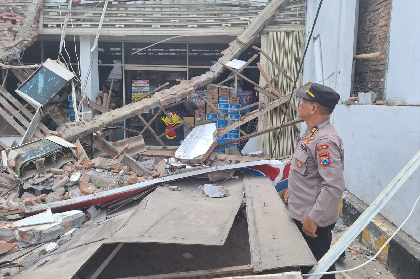 Bangunan Minimarket di Wonokerto Kecamatan Bantur Tiba-tiba Roboh, Dua Orang Terluka