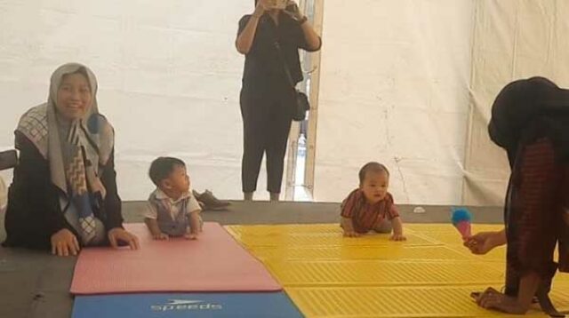 Lomba bayi merangkak dalam rangka Health Expo HKN 2023 Dinkes Batu. (Seru.co.id/dik) - Seru! Lomba Bayi Merangkak di Health Expo HKN 2023 Dinkes Batu