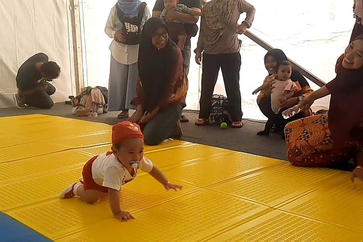 Lomba bayi merangkak menyemarakkan Health Expo 2023. (dik) - Health Expo Dinkes Batu Meriahkan HKN 2023