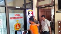 DIKELER : Mantan Kepala Desa (Kades) Kotakan di Kabupaten Situbondo yang menjadi tersangka kasus korupsi Dana Desa (DD) tahun 2020 saat dikeler polisi di Mapolres Situbondo. (fin) - Sempat Kabur Empat Bulan, Mantan Kades Kotakan Tersangka Korupsi DD Diciduk di Jember