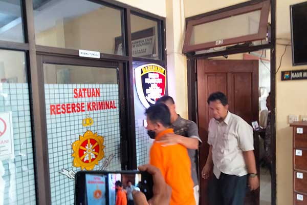 DIKELER : Mantan Kepala Desa (Kades) Kotakan di Kabupaten Situbondo yang menjadi tersangka kasus korupsi Dana Desa (DD) tahun 2020 saat dikeler polisi di Mapolres Situbondo. (fin) - Sempat Kabur Empat Bulan, Mantan Kades Kotakan Tersangka Korupsi DD Diciduk di Jember