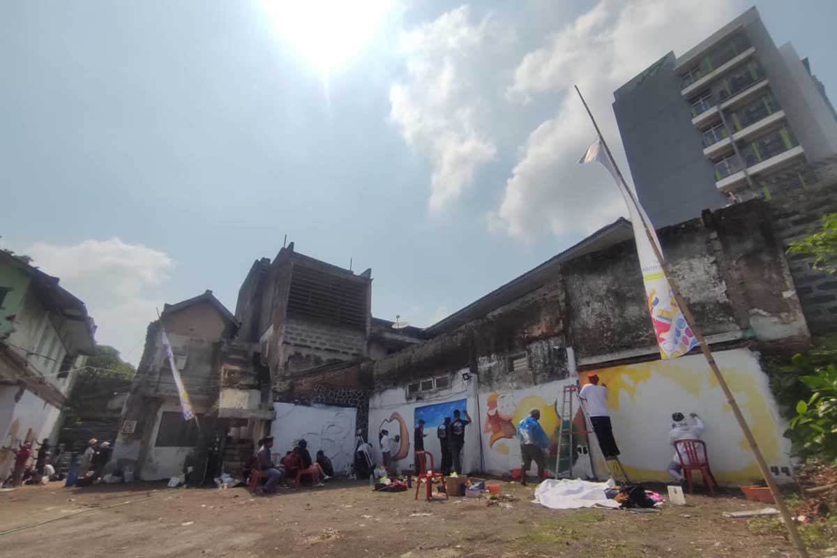 Memanfaatkan tembok usang di area parkir utara Whiz Prime Hotel Malang. (rhd) - 54 Pelukis Semarakkan Lomba Mural HUT ke-6 Whiz Prime Hotel Malang
