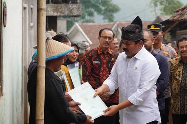 Menteri Agraria dan Tata Ruang/Kepala Badan Pertanahan Nasional (ATR/BPN), Hadi Tjahjanto. (ist) - Menteri ATR/BPN Serahkan Sertifikat Tanah Kepada Warga Sumberbrantas