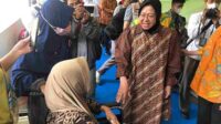 Menteri Sosial Tri Rismaharini, saat menyapa salah satu pasien operasi katarak. (wul) - Tekan Kemiskinan Ekstrem, Kemensos Sisir Penderita Katarak