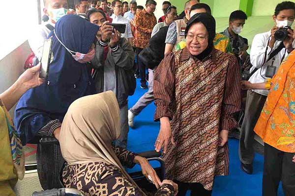 Menteri Sosial Tri Rismaharini, saat menyapa salah satu pasien operasi katarak. (wul) - Tekan Kemiskinan Ekstrem, Kemensos Sisir Penderita Katarak