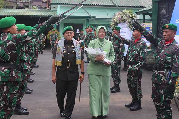 Pedang Pora penyambutan Dandim 0833/Kota Malang Letkol Arm Aris Gunawan. (ist) - Lepas Sambut Dandim 0833/Kota Malang Letkol Kav Heru Wibowo Sofa kepada Letkol Arm Aris Gunawan
