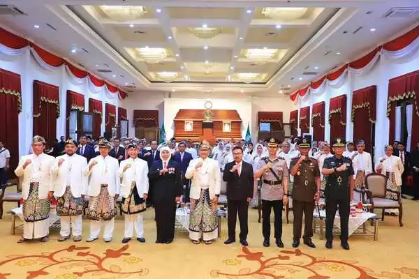 Dianggap Tokoh Berjasa bagi Kota Batu, Khofifah Terima Tiga Lencana dari Pemkot Batu