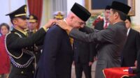 Pemberian bintang jasa kepada Presiden FIFA Gianni Infantino. (ist) - Presiden FIFA Dapat Bintang Jasa dari Presiden RI Joko Widodo