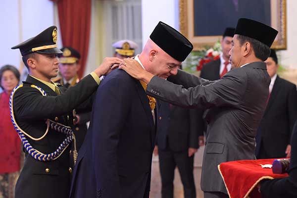 Pemberian bintang jasa kepada Presiden FIFA Gianni Infantino. (ist) - Presiden FIFA Dapat Bintang Jasa dari Presiden RI Joko Widodo