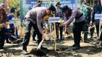 Penanaman pohon Kapolres Malang secara simbolis. (Seru.co.id/wul) - HUT ke-78 Korps Brimob dan Polairud ke-73, Polres Malang Tanam Seribu Pohon Mangrove di Pantai Wonogoro