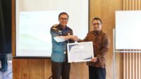 Penerimaan piagam penghargaan dari BPJS Ketenagakerjaan. (Seru.co.id/wul) - Kejari Kota Batu Dapatkan Piagam Penghargaan Atas Bantuan Hukum Pihak BPJS Ketenagakerjaan