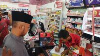 Penyasaran ke berbagai toko yang dilakukan Gapura dan NGO guna meminta agar tidak menjual produk Israel. (Seru.co.id/udi) - Dukung Fatwa MUI Boikot Produk Pro Israel, NGO Pamekasan Datangi Sejumlah Toko