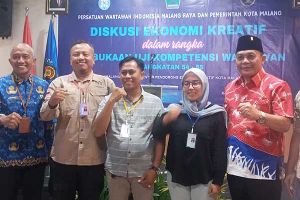 Penyematan Peserta UKW. (ws8) - PWI Malang Raya Gelar Uji Kompetensi Wartawan ke 54-55