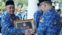 Penyerahan Penghargaan bagi anggota KORPRI Kota Batu yang inspiratif dan Inovatif. (Seru.co.id/dik) - Pemkot Batu Beri Penghargaan bagi Anggota KORPRI Inspiratif dan inovatif