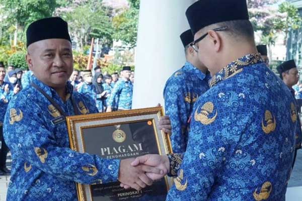 Penyerahan Penghargaan bagi anggota KORPRI Kota Batu yang inspiratif dan Inovatif. (Seru.co.id/dik) - Pemkot Batu Beri Penghargaan bagi Anggota KORPRI Inspiratif dan inovatif