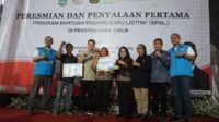 Penyerahan secara simbolis BPBL kepada warga tidak mampu. (rhd) - Program Bantuan Pasang Baru Listrik Terangi 20.250 Rumah Tangga Tak Mampu di Jatim