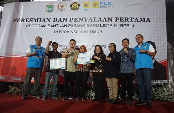 Penyerahan secara simbolis BPBL kepada warga tidak mampu. (rhd) - Program Bantuan Pasang Baru Listrik Terangi 20.250 Rumah Tangga Tak Mampu di Jatim