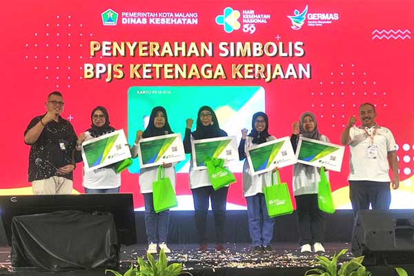 Penyerahan simbolis kartu kepesertaan BPJS Ketenagakerjaan kepada perwakilan kader posyandu dari 5 kecamatan. (rhd) - BPJS Ketenagakerjaan Lindungi 6.200 Kader Posyandu Kota Malang
