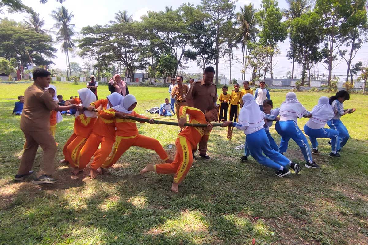 Permainan seru Dagongan antar siswi SD di Kota Malang. (rhd) - Disdikbud Ajak Belajar Bersama dan Bermain Permainan Tradisional di Museum Pendidikan