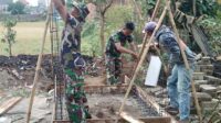Personel Koramil Blimbing bantu warga Pandanwangi bangun jamban sehat. (ist) - Personel Koramil Blimbing Bantu Warga Pandanwangi Bangun Jamban Sehat