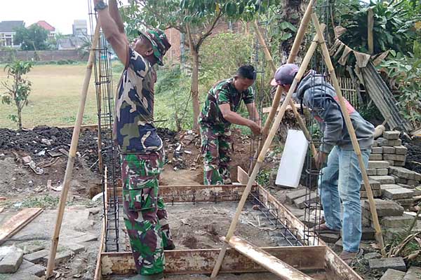 Personel Koramil Blimbing bantu warga Pandanwangi bangun jamban sehat. (ist) - Personel Koramil Blimbing Bantu Warga Pandanwangi Bangun Jamban Sehat