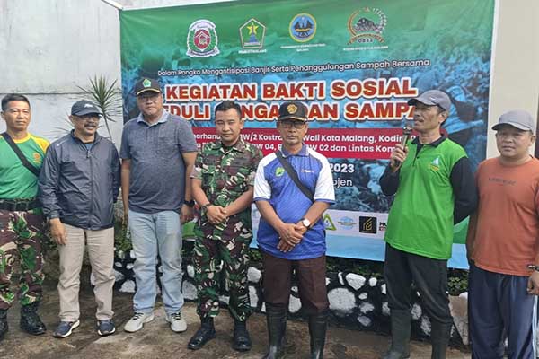Personel Koramil Klojen bersama Forkopimda dan warga bersihkan sungai dan sampah di Samaan. (ist) - Personel Koramil Klojen Bersama Forkopimda dan Warga Bersihkan Sungai dan Sampah di Samaan
