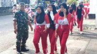 Personel Koramil Lowokwaru amankan jalan sehat HUT ke-40 SMPN 13 Malang. (ist) - Personel Koramil Lowokwaru Amankan Jalan Sehat HUT ke-40 SMPN 13 Malang