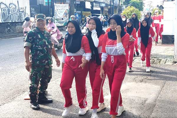 Personel Koramil Lowokwaru amankan jalan sehat HUT ke-40 SMPN 13 Malang. (ist) - Personel Koramil Lowokwaru Amankan Jalan Sehat HUT ke-40 SMPN 13 Malang