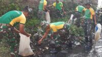Personel Koramil Sukun bersama warga bersihkan bantaran Sungai Kutuk. (ist) - Personel Koramil Sukun Bersama Warga Bersihkan Bantaran Sungai Kutuk
