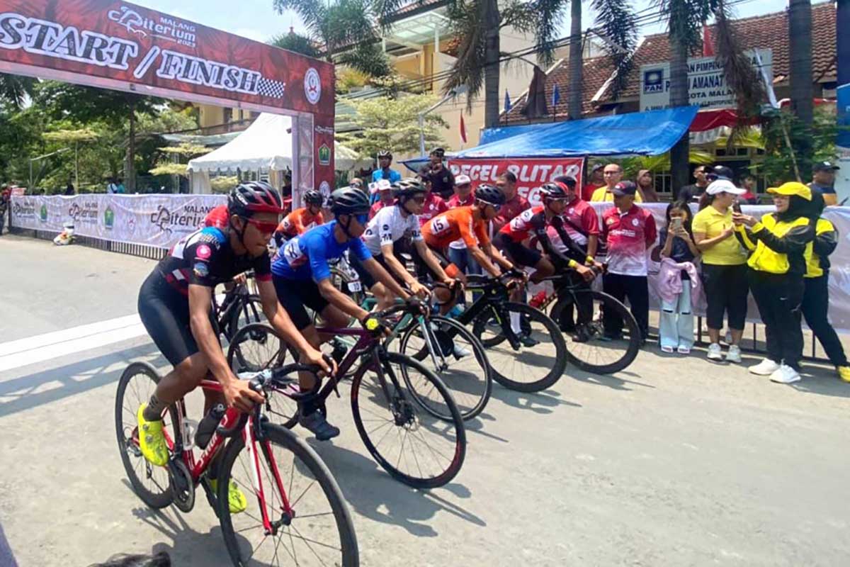 Peserta Lomba Balap Sepeda ‘Malang Criterium’ adu kecepatan saat start. (ws8) - Pemkot Malang Gagas Malang Criterium Jadi Sport Tourism
