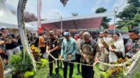 Pj Wali Kota Batu bersama Asdep Bidang Pariwisata dan Ekraf Menko Marved memotong pita di depan pintu masuk Expo Pariwisata dan Ekraf #3. (dik) - Sejumlah Daerah Ramaikan Expo Pariwisata dan Ekraf #3 Disparta Batu