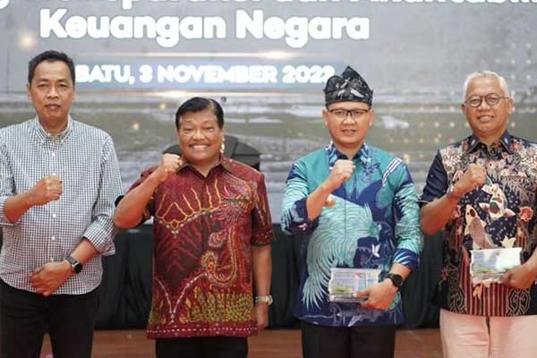 Pj. Wali Kota Batu bersama Kepala BPK Perwakilan Jatim, Anggota Komisi XI DPR-RI dan Staf Khusus Menteri Keuangan RI. (ist) - Sharing dengan BPK dan DPR RI, Pj Aries Soroti Pentingnya Akuntabilitas Keuangan Negara