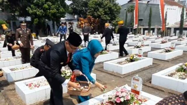 Pj Wali Kota Batu dan Ketua Tim Penggerak PKK melakukan tabur bunga di pusara Pahlawan. (dik) - Tabur Bunga Di TMP Suropati, Pj Wali Kota Batu Berharap Makam Pahlawan Diseragamkan