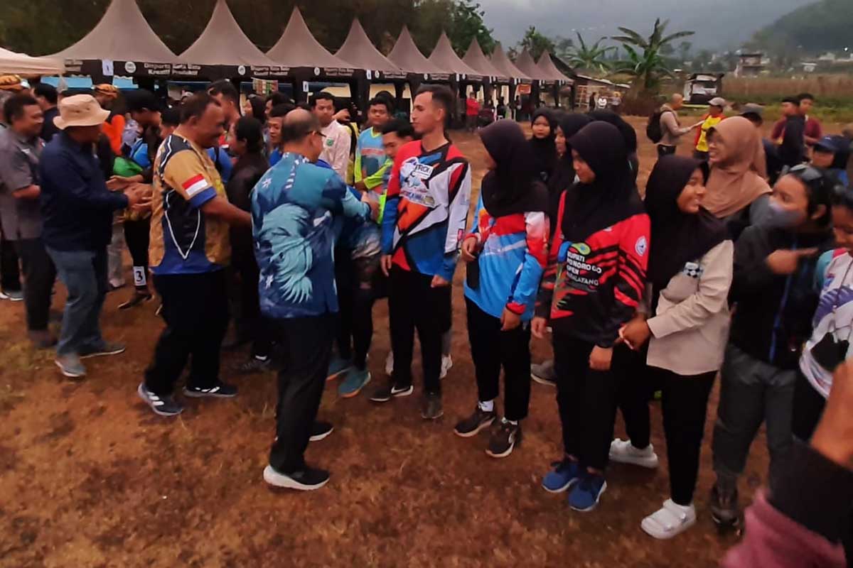 Pj Wali Kota Batu dan kru KONI Batu memberikan ucapan selamat bertanding bagi atlet Paralayang. (dik) - 55 Atlet Ramaikan Kejuaraan Paralayang Wali Kota Batu Liga Seru IV 2023