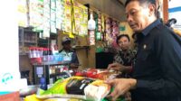 Pj. Wali Kota Malang, Dr Ir Wahyu Hidayat MM, saat sidak temukan harga gula meroket. (wul) - Temukan Harga Gula Meroket, Pj Wali Kota Malang Instruksikan Pasar Murah