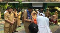 Pj Wali Kota Malang, Wahyu Hidayat bagi-bagi seragam. (ist) - Kunjungi SDN Bareng 3, Pj Walikota Nostalgia Masa Kecil