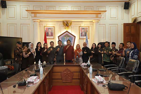 Pj Wali Kota Malang, Wahyu Hidayat bersama Ketua KPU Kota Malang, Aminah Asminingtyas, dan Ketua Bawaslu Kota Malang, Mochamad Arifudin. (Seru.co.id/ws8) - Siap Sukseskan Pilkada, Pj Walikota Malang Tandatangani NPHD