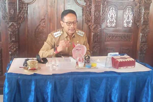 Pj Wali Kota Malang, Wahyu Hidayat melukis Topeng Malangan. (ws8) - Mask Colouring, Bentuk Perhatian Pemkot Malang pada Topeng Malangan